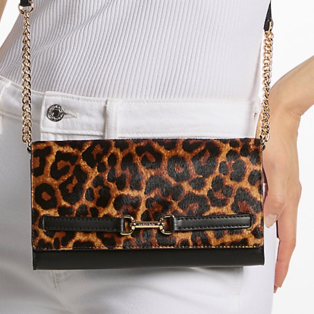 🔥 Michael Kors Leopard Print Crossbody Bag with Black Trim and Gold Hardware - Picture 2 of 10